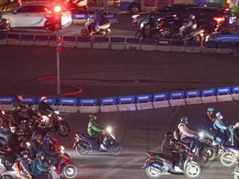 Tài xế 'nhờn' Nghị định 168, lại vô tư vượt đèn đỏ, cướp vỉa hè của người đi bộ