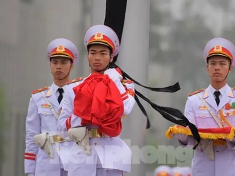 Treo cờ rủ Quốc tang đồng chí Khamtay Siphandone - Nguyên Chủ tịch nước CHDCND Lào