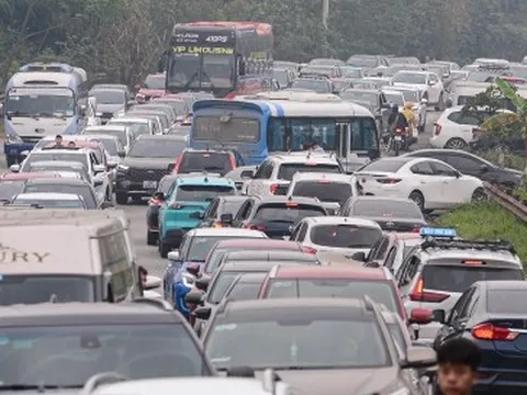 Đường vào Đền Hùng tắc 'không lối thoát', du khách bỏ xe xuống đi bộ