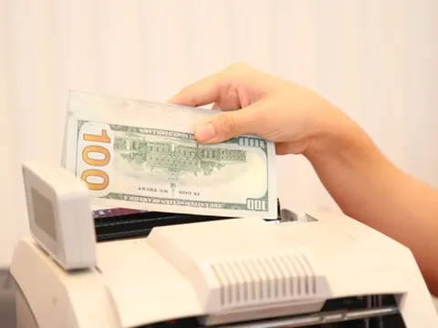 Giá USD tự do và ngân hàng đồng loạt tăng mạnh sáng 8/4