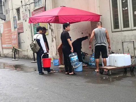 Cảnh tượng lạ tại 1 chung cư hàng nghìn người ở Hà Nội: Phải xếp hàng đi xách từng xô nước sạch