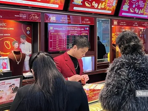 Vàng lập đỉnh mới, người dân vẫn quyết mua vào bằng mọi giá