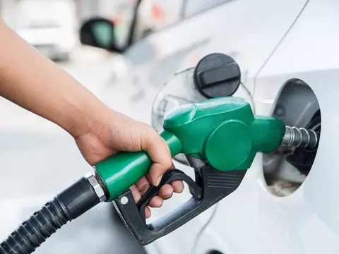 Giá xăng giảm mạnh gần 2.000 đồng/lít, xuống mức thấp nhất gần 4 năm