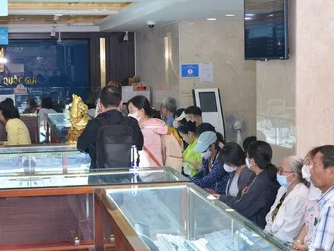 Xếp hàng để bán vàng khi giá vượt 106 triệu đồng/lượng