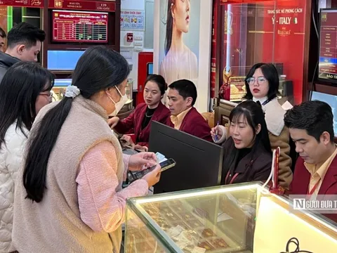 Vàng tăng phi mã, "cò mồi" chực chờ mua vào