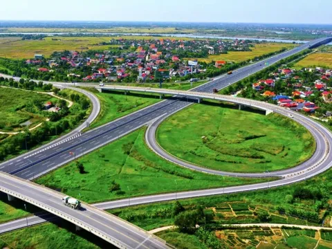 Kinh tế Việt Nam vẫn vững vàng trước “sóng to gió lớn”