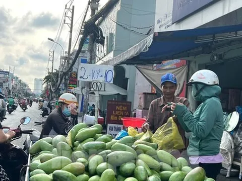 Ngỡ ngàng nhiều trái cây giải nhiệt mùa nóng có giá bằng ly trà đá