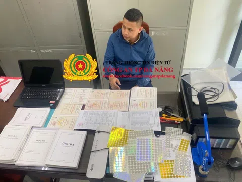 Lộ bí mật 'khủng' khi khám xét đường dây làm giả giấy tờ quy mô cả nước, Công an bắt khẩn cấp một đối tượng
