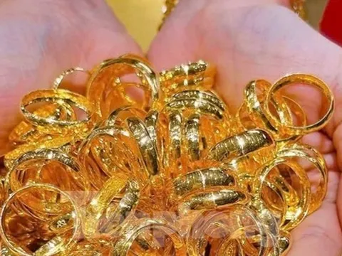 'Tôi bán 100 chỉ vàng nhẫn lãi trên 300 triệu đồng'