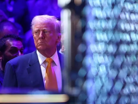 Nóng: iPhone, máy tính, đồ điện tử sẽ bị đánh thuế riêng trong vài tháng tới, Tổng thống Donald Trump dò xét lại toàn bộ chuỗi cung ứng bán dẫn