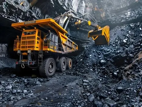 Chuyện lạ chưa từng thấy ở quốc gia 1,4 tỷ dân: Một công nhân mỏ than nâng thiết bị 700 tấn nhẹ như không