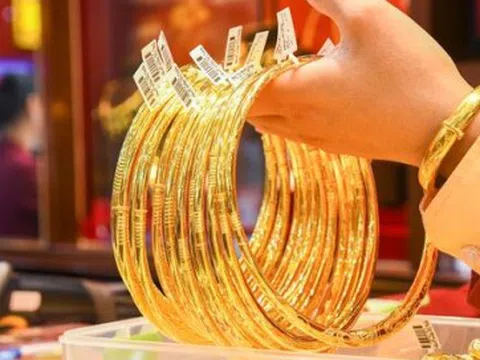 Giá vàng đắt không tưởng 111 triệu đồng/lượng, chuyên gia cảnh báo khẩn