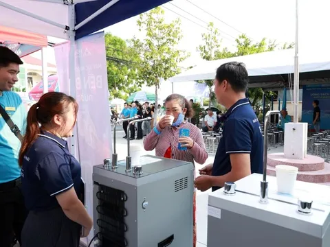 Điện máy Xanh mang máy lọc nước về tận nơi để người dân dùng thử