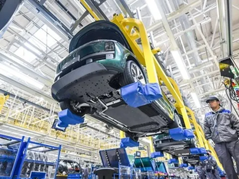 Bất chấp Mỹ siết thuế, người tiêu dùng toàn cầu vẫn 'đổ xô' mua xe điện