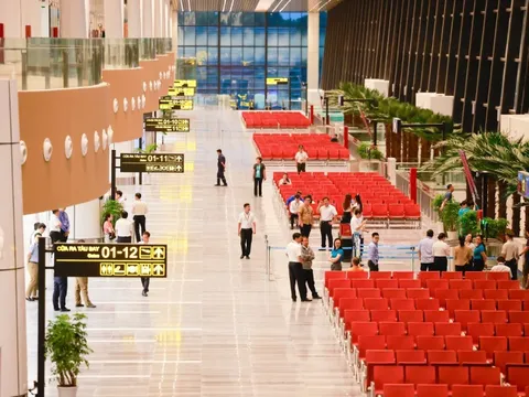 Chuyến bay đầu tiên cất cánh, nhà ga 10.990 tỷ đồng của Việt Nam chính thức ghi tên vào bản đồ hàng không