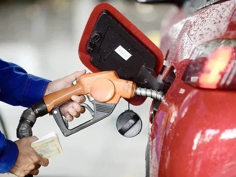 Giá xăng RON 95 xuống dưới 19.000 đồng/lít - thấp nhất 4 năm qua