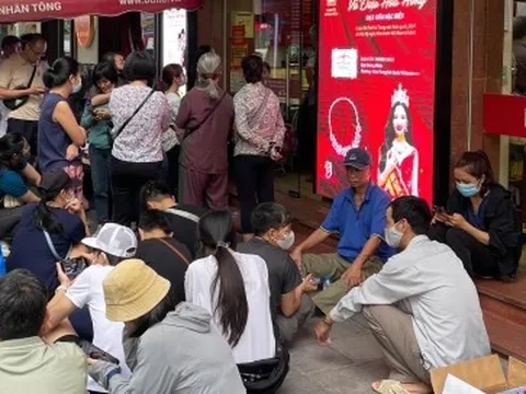 Trăm người vạ vật xếp hàng cả sáng chờ mua vàng giá cao kỷ lục