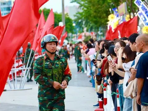 Video: Những khoảnh khắc "đốn tim" giữa bộ đội và các cháu thiếu nhi