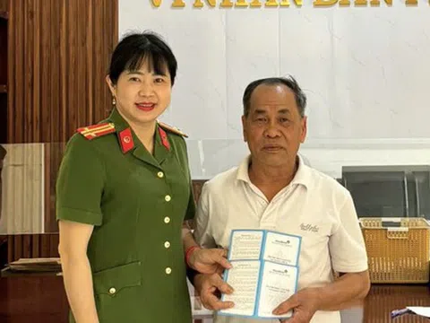 Sau cuộc gọi lạ, cụ ông cầm 2 sổ tiết kiệm ra Công an phường để nhờ rút và chuyển vào STK 1050496914 tại Vietcombank