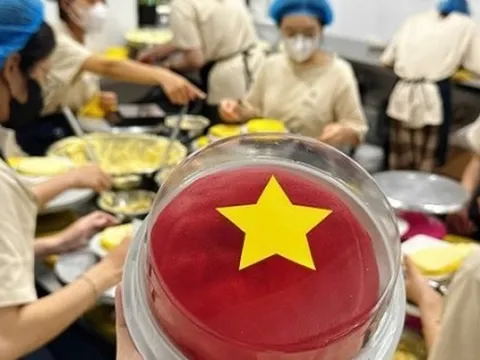 Làm “bánh yêu nước” có hình cờ đỏ sao vàng, cửa hàng bán 800 chiếc một ngày