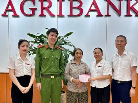 Cụ bà vội vàng đến ngân hàng rút tiết kiệm và chuyển cho TK LÊ VĂN NGỌC, nhân viên Agribank nghi ngờ và hủy lệnh chuyển tiền khi thấy dấu hiệu lừa đảo