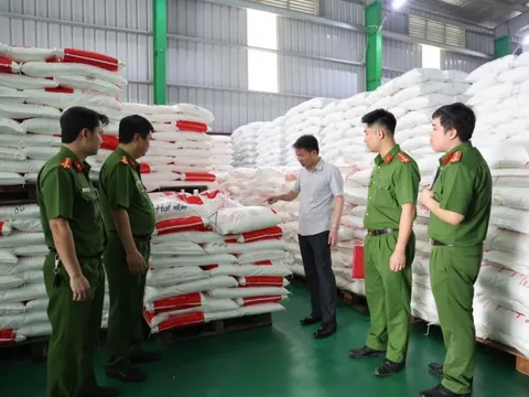 ẢNH: Khám xét khẩn cấp Công ty Famimoto Việt Nam, choáng với số lượng 40 tấn mì chính, 22 tấn hạt nêm giả