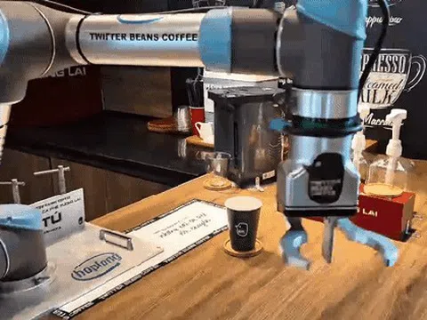Lần đầu tiên: Quán cà phê Hà Nội dùng robot pha chế, viết thư pháp, chụp ảnh đẹp như nhiếp ảnh gia