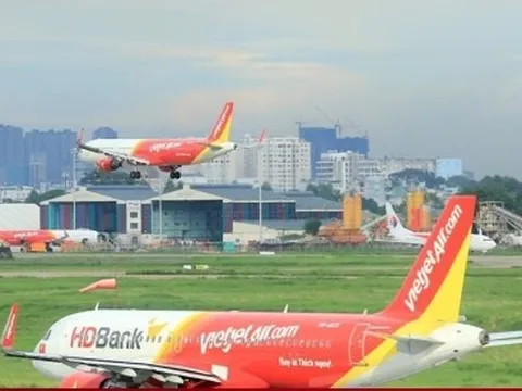 Giá vé nhiều chuyến bay tới TP.HCM dịp lễ 30/4 đắt đỏ vẫn 'cạn' chỗ