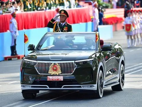 Những chiếc xe mui trần của VinFast xuất hiện tại lễ diễu binh, diễu hành “50 năm có một” có gì đặc biệt?