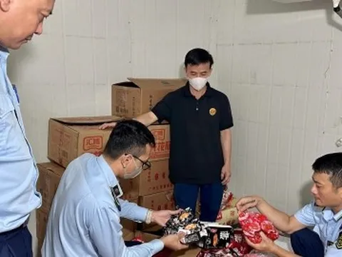 Hàng nghìn gói chân, cánh gà, xúc xích nhập lậu suýt bị tuồn ra thị trường