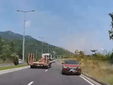Clip: Nữ tài xế lái ô tô đi ngược chiều bị phạt nguội