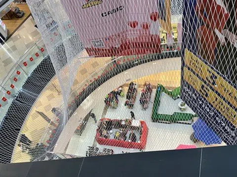 Vạn Hạnh Mall bắt đầu rào lưới khu vực khoảng không thông tầng, bảo đảm an toàn cho khách hàng