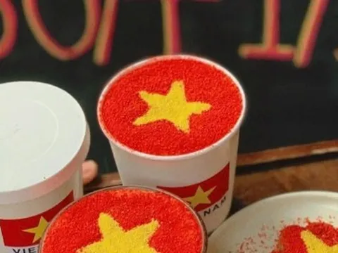 Hàng quán rực rỡ cờ đỏ sao vàng, cà phê, bánh ngọt phiên bản 30/4 gây sốt