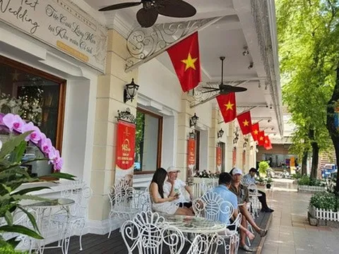 Nhiều gia đình ở TP HCM "chơi lớn", thuê khách sạn xem diễu binh, diễu hành lễ 30-4