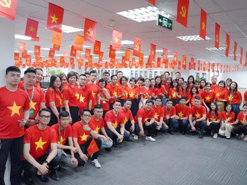 Hàng ngàn VPBanker cùng hòa nhịp quốc ca, phủ đỏ văn phòng bằng áo cờ tổ quốc