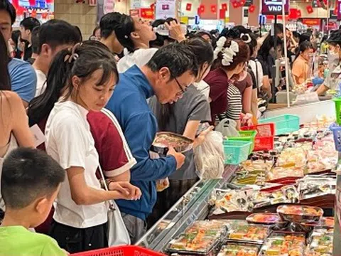 Trung tâm thương mại chật cứng người mua sắm, ăn uống ngày lễ 30/4