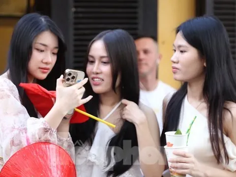 Dòng người ùn ùn đổ về Hội An