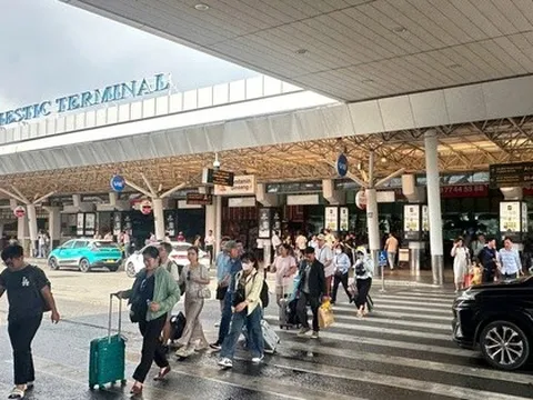 Sân bay Tân Sơn Nhất đông nghẹt, giá vé máy bay trở lại TP HCM đang tăng