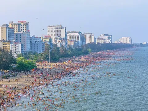 Choáng với lượng khách du lịch "cực khủng" đổ về Thanh Hóa dịp lễ 30-4 và 1-5