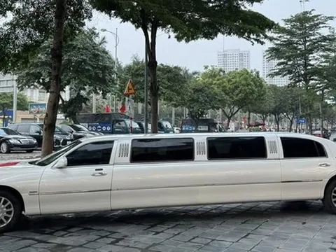 Lincoln Limousine hiếm bán lại giá 1,2 tỷ: Giá ngang Camry mới, dài gần gấp đôi C-Class, có ghế sofa, quầy bar 'sang chảnh'