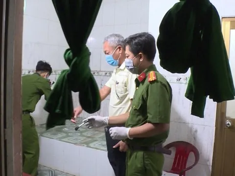 Vào nhà nghỉ với bạn trai, người phụ nữ chạy ra ngoài kêu cứu với nhiều vết thương