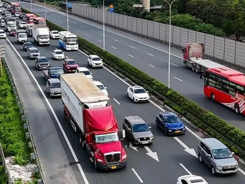 Chưa hết ngày nghỉ lễ, xe ô tô đã ùn ùn trở về Hà Nội, các cửa ngõ thủ đô tắc nghẽn hàng km