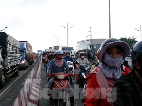 Người xe ùn ùn đổ về TPHCM dù chưa hết lễ