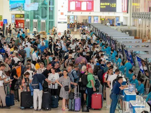 Gần 220.000 người đổ về sân bay Nội Bài, Tân Sơn Nhất hôm nay