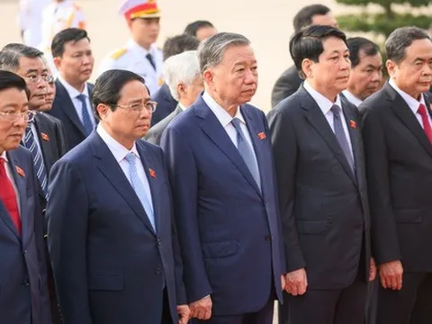 Lãnh đạo Đảng, Nhà nước và các đại biểu Quốc hội vào Lăng viếng Chủ tịch Hồ Chí Minh