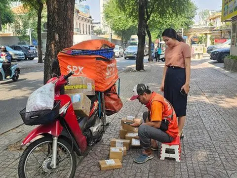 Shopee bất ngờ giảm phí nhiều ngành hàng