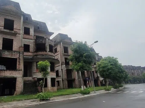 Biệt thự, nhà liền kề bỏ hoang la liệt, giá vẫn “trên trời”