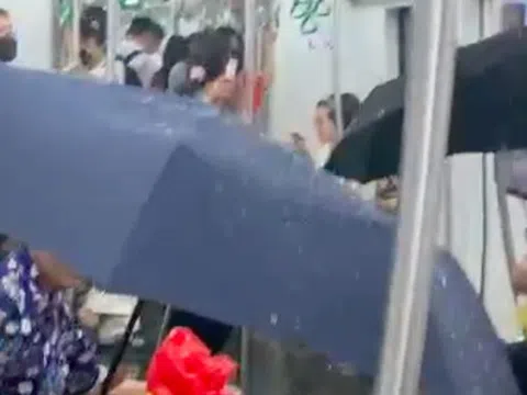 Hành khách đi tàu metro Cát Linh - Hà Đông phải che ô vì dột nước