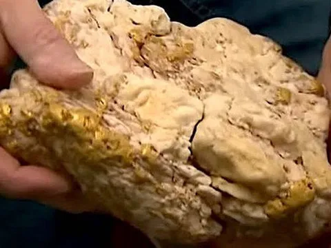 Dùng máy dò kim loại bất ngờ đụng trúng tảng đá chứa 2,6 kg vàng