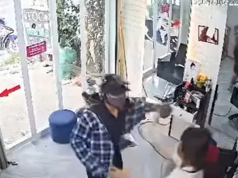 VIDEO: Người đàn ông túm tóc, tát liên tiếp vào mặt người phụ nữ